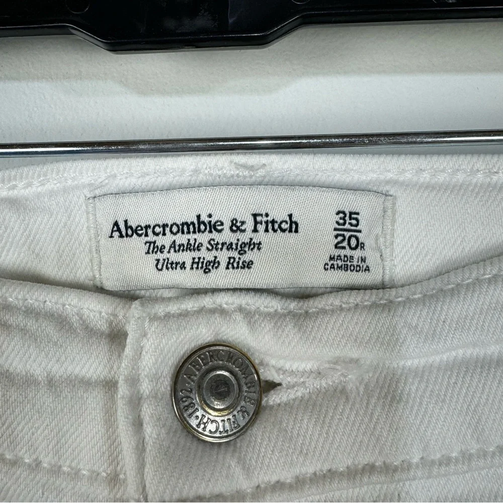 Abercrombie & Fitch The Ankle Straight Ultra High Rise Curve Love White Jeans